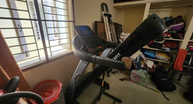 Selling 11 month old Durafit Royal Treadmill 6 HP