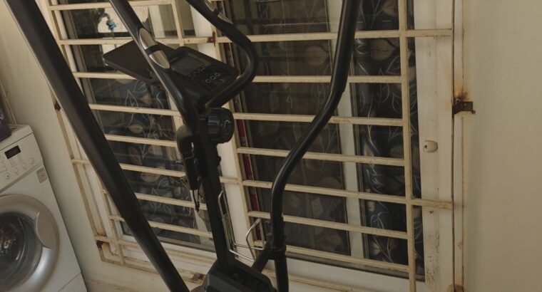 Cross Trainer – Sparingly Used, 2 yr warranty